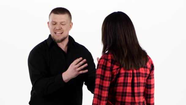 La pelea de parejas adultas. Hombre de pie cara y espalda mujer. Blanco — Vídeo de stock