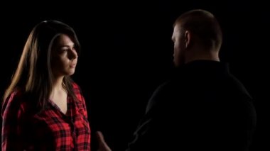 Erkek ve kadın arasındaki ilişkiyi açıklama. Siyah. Yakın çekim