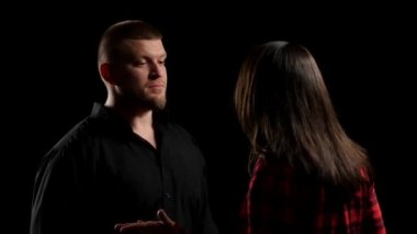 İki kişi arasında kavga. Adam onun kulaklarını kapsar. Siyah. Yakın çekim