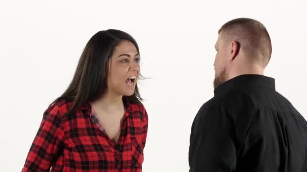 Frau streitet mit ihrem Mann, schreit und wedelt mit seinen Armen. weiß — Stockvideo
