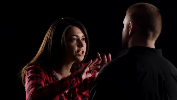 Conflict tussen man en vrouw. Zwart — Stockvideo