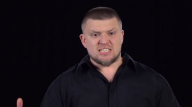 Adam kızgın sakallı ve bir şey söylüyor. Yakın çekim. Ağır çekim