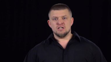 Adam bir şey ve onun kulaklarını kapatarak bağırır. Yakın çekim. Ağır çekim