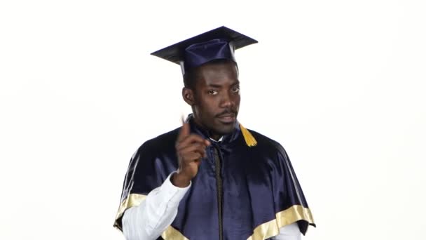 Diplomával fenyegeti az ujját. Fehér. Közelről — Stock videók