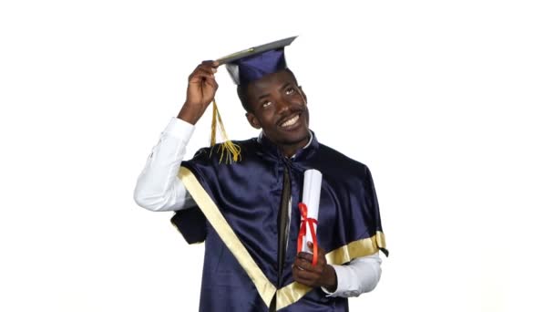 Выпускник с дипломом и академической шляпой. Белый — стоковое видео