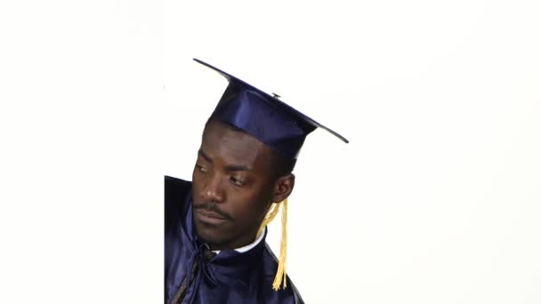 O graduado espreita atrás de um canto e mostra um dedo abaixo. Branco. Fechar — Vídeo de Stock