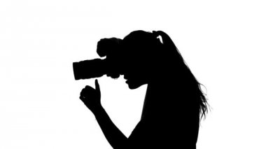 Fotoğrafçı baş gösterir. Beyaz. Siluet