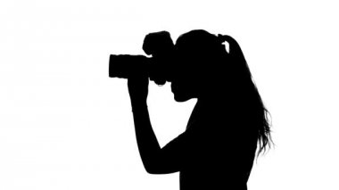 Fotoğrafçı kameraya bakıyor. Beyaz. Siluet