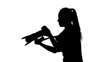 Operatör bir vücut tripod çekim yapar. Beyaz. Siluet