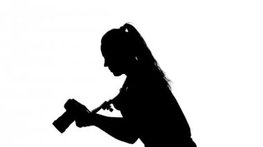 Stüdyoda çekim yapan kameraman. Beyaz. Siluet