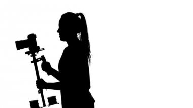 Kameraman kendi etrafında çekim yapar. Beyaz. Siluet