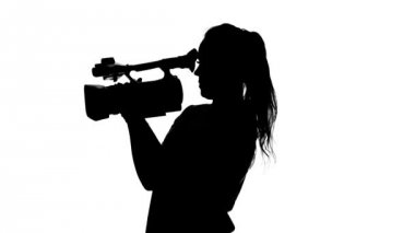 Kameramanların kamera tutar. Beyaz. Siluet