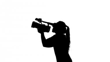 Operatörler profesyonel kamera ile çalışır. Beyaz. Siluet