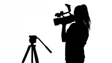 Elinde kamera olan kız stüdyoda. Beyaz. Siluet