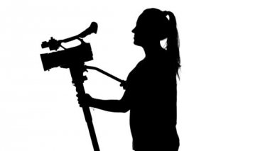 Video ya da film stüdyoda çekim. Beyaz. Siluet