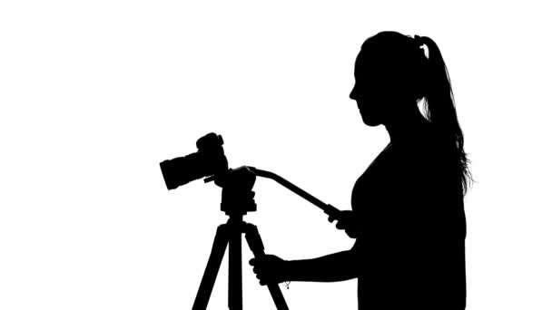 Fotograaf in de Studio. Creatief werk. Witte. Silhouet — Stockvideo