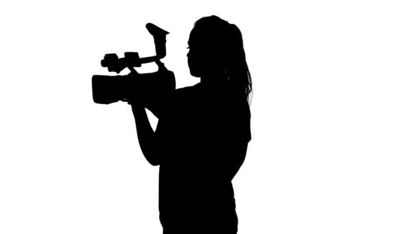 Operator houdt de camera met twee handen. Witte. Silhouet — Stockvideo