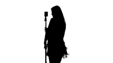 Singer mikrofonu tutuyor. Beyaz. Siluet