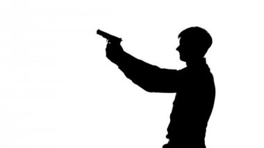 Adam bir sürü atış yapar. Siluet. Beyaz