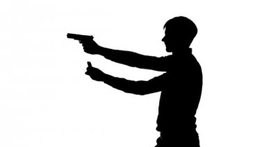 Adam küçük silah şarj eder. Siluet. Beyaz