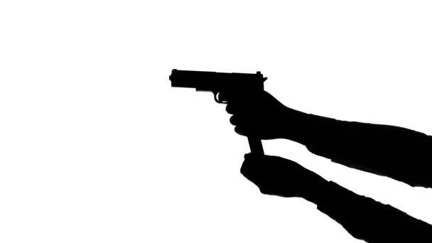 Mani che caricano una pistola e sparano. Silhouette. Bianco — Video Stock