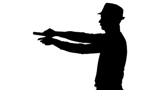 L'homme au chapeau tire avec un pistolet. Silhouette. Blanc — Video