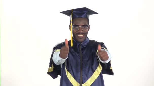 Graduazione in occhiali che mostrano i pollici. Bianco. Al rallentatore. Da vicino. — Video Stock