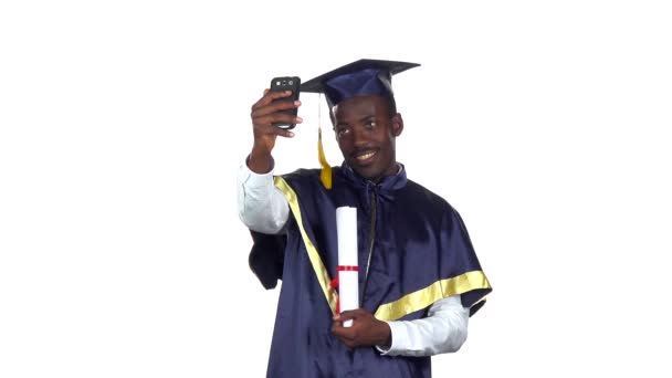 El estudiante toma una foto con un diploma. En cámara lenta. Blanco — Vídeos de Stock