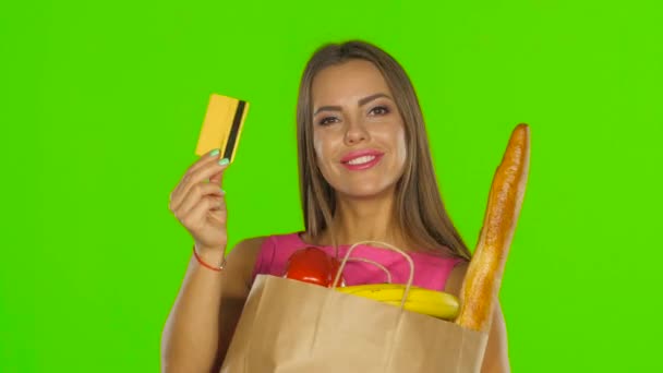 Mädchen in der Berechnung für die Produkte verwendet die Goldkarte. Green Screen. Nahaufnahme — Stockvideo