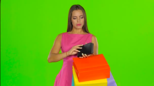 Woman looking at purse and dissatisfied. Green screen — Wideo stockowe