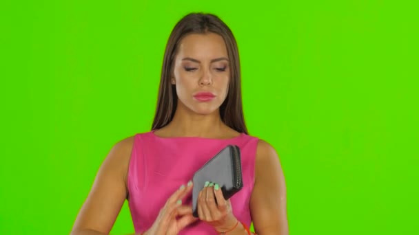 Woman have no money in the wallet. Green screen. Close up — Wideo stockowe