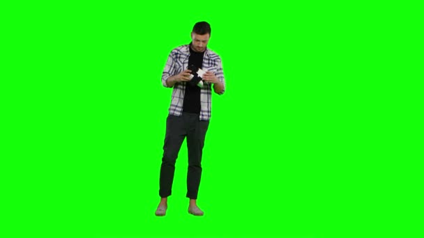 Überraschter Mann nutzt Virtual-Reality-Brille Green Screen — Stockvideo