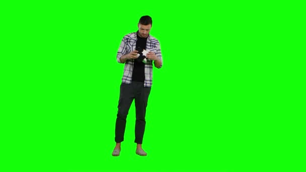 Überraschter Mann nutzt Virtual-Reality-Brille Green Screen