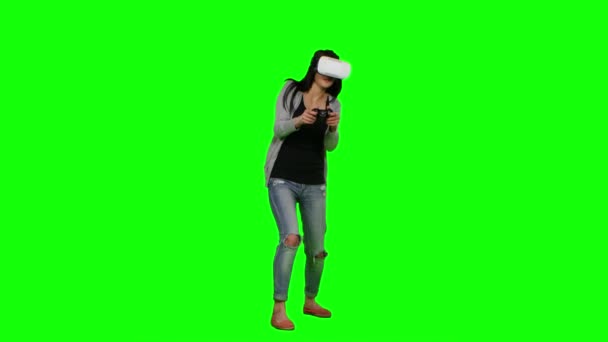 Menina joga jogos de realidade virtual. Tela verde — Vídeo de Stock