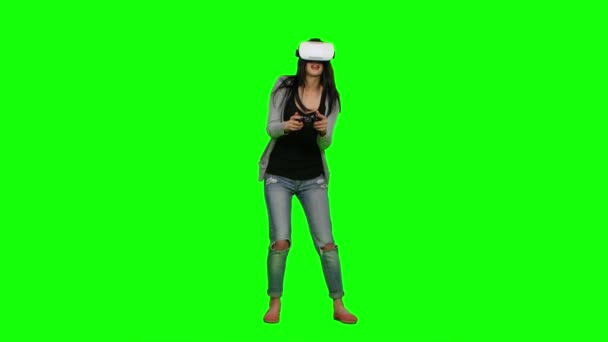 Έκπληκτος κορίτσι παίζει κάποια εικονικά παιχνίδια πραγματικότητας. Πράσινη οθόνη — Αρχείο Βίντεο