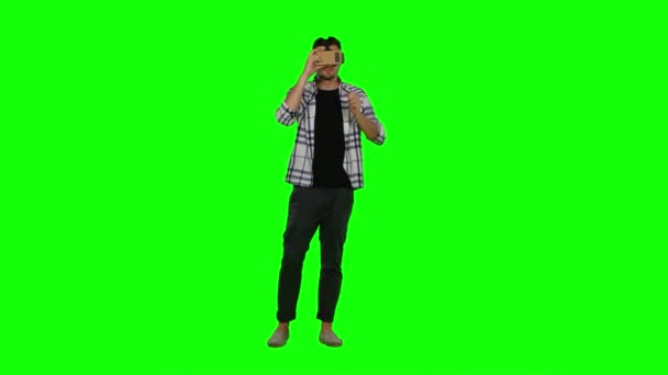 Człowiek ubrany w Gogle VR. Korzystanie z gestów z rękami. Zielony ekran — Wideo stockowe