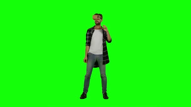 Young man playing game using VR-helmet for smart phones. Green screen — Stockvideo