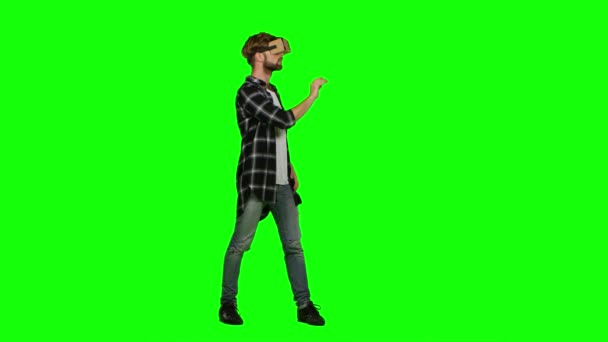 Homme en lunettes de réalité virtuelle. Écran vert — Video