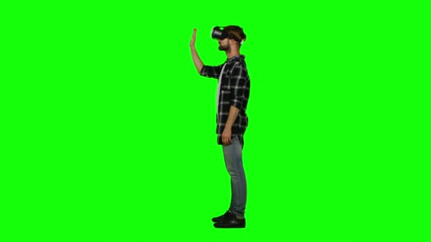 Man het dragen van Virtual reality bril. Groen scherm — Stockvideo