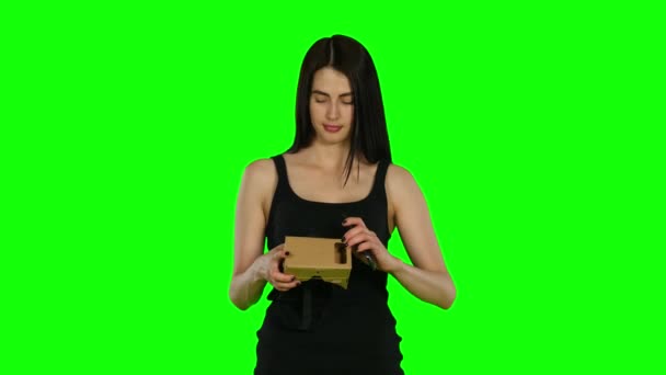 Giovane donna con VR realtà virtuale auricolare sulla testa, schermo verde — Video Stock