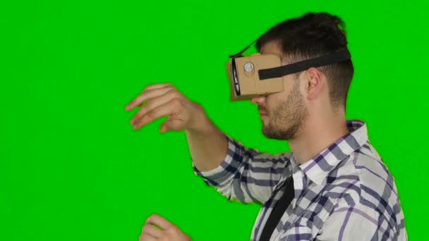 Hombre con gafas de realidad virtual. Solado verde. De cerca. — Vídeos de Stock