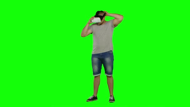 Virtual Reality headset-provar den nya tekniken. Grön skärm — Stockvideo