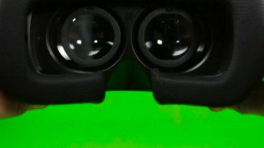 Erkek el sanal gerçeklik kulaklık alarak. Yeşil ekran. Yakın çekim