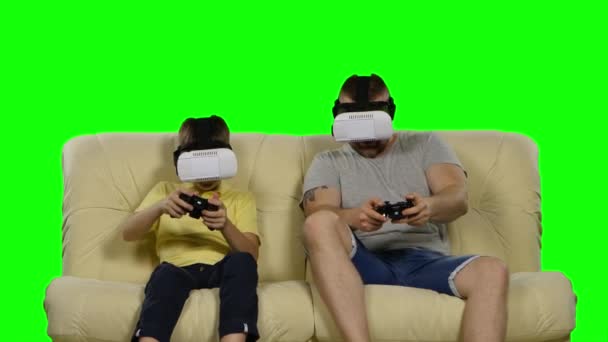 Familie weekend spel Virtual Reality. Gebruik VR-brillen. Groen scherm — Stockvideo