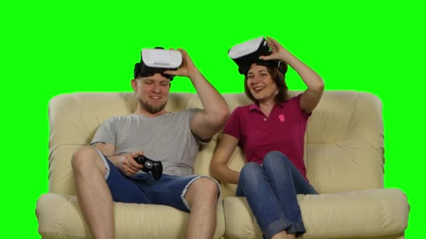 Ζευγάρι εξερευνώντας την εικονική πραγματικότητα με VR γυαλιά. Πράσινη οθόνη — Αρχείο Βίντεο