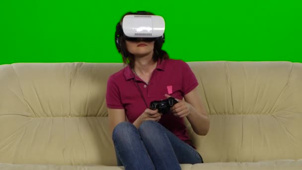 Women in virtual reality glasses on the couch. Green screen — 비디오