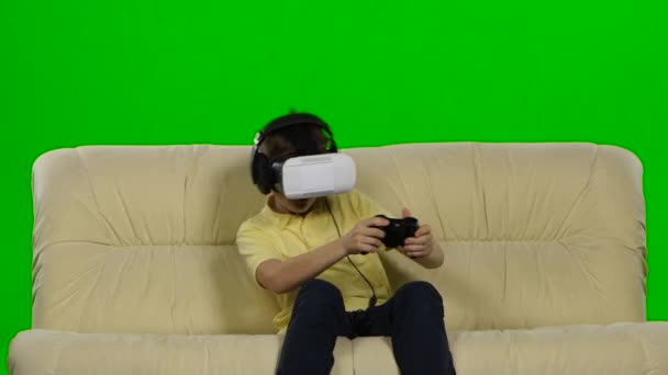 Maschera realtà virtuale. Il bambino con sorpresa e piacere usa l'esposizione montata sulla testa. Schermo verde — Video Stock