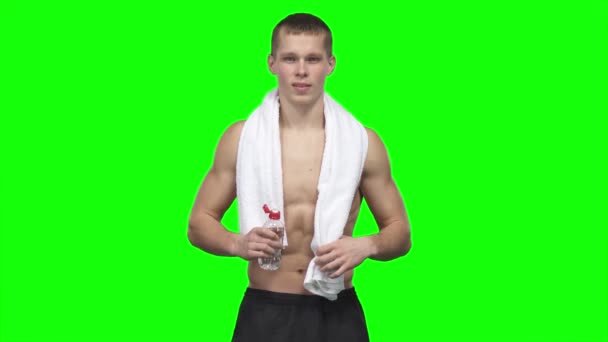 Sportsman is drinking water and towels. Green screen — Stock Video