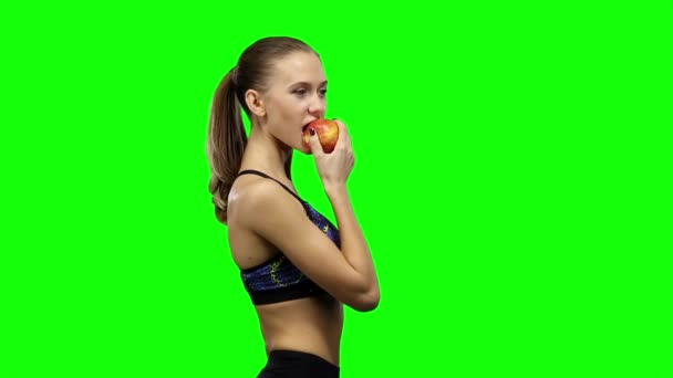 Meisje gebruikt in haar dieet fruit. Groen scherm — Stockvideo