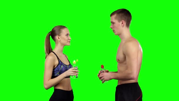 Par gör ett handslag i gymmet. Grön skärm — Stockvideo